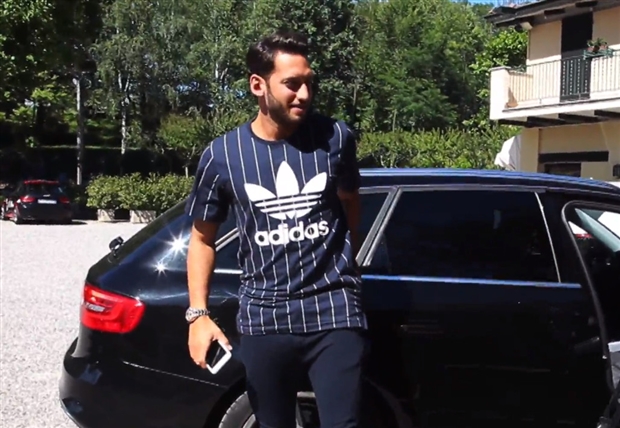 Calhanoglu ngượng ngùng tham quan 'nhà' mới tại Milan - Bóng Đá