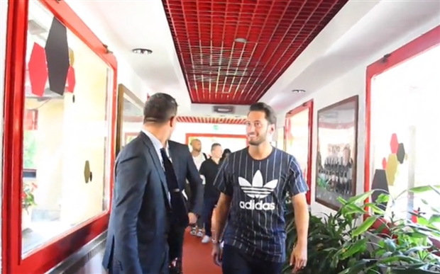 Calhanoglu ngượng ngùng tham quan 'nhà' mới tại Milan - Bóng Đá