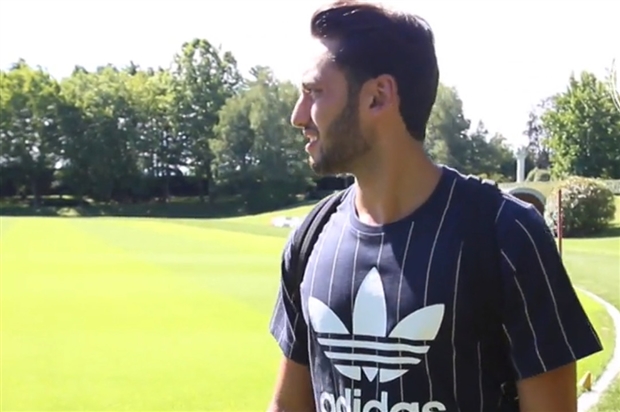 Calhanoglu ngượng ngùng tham quan 'nhà' mới tại Milan - Bóng Đá