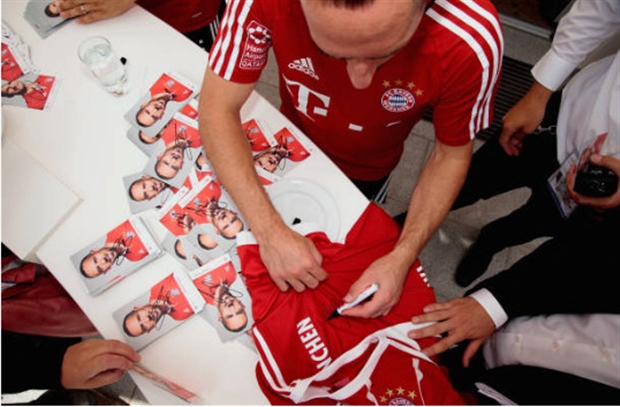 Muller, Ribery phấn khích khi ký tặng hoài không hết  - Bóng Đá