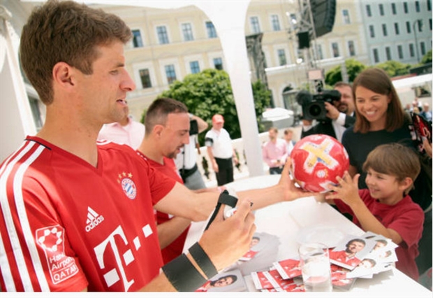 Muller, Ribery phấn khích khi ký tặng hoài không hết  - Bóng Đá
