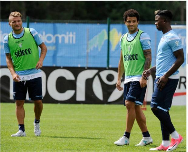 Lazio lại mang đại bàng ra 'tiếp sức' các cầu thủ - Bóng Đá