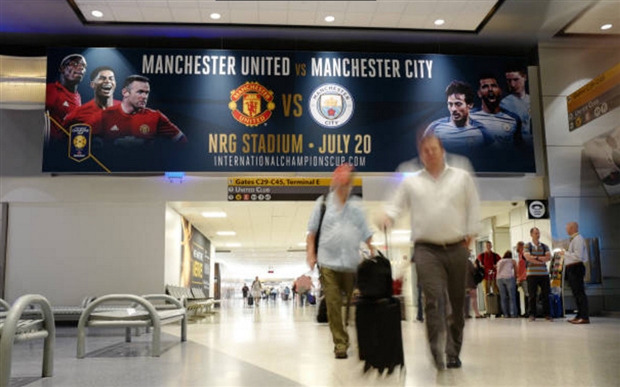 Derby Manchester được quảng bá rầm rộ tại sân bay Mỹ - Bóng Đá