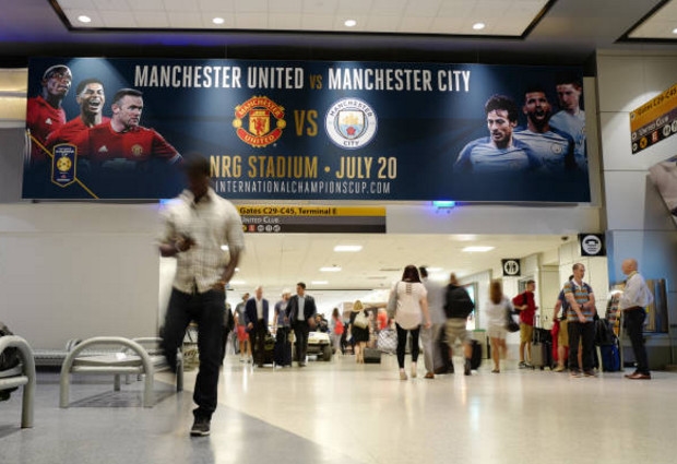 Derby Manchester được quảng bá rầm rộ tại sân bay Mỹ - Bóng Đá