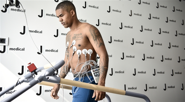 Toàn cảnh buổi kiểm tra y tế của Douglas Costa tại Juventus - Bóng Đá