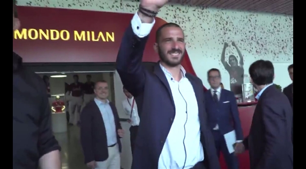 Bonucci cười không ngớt ngay từ khi đặt chân tới Milan - Bóng Đá