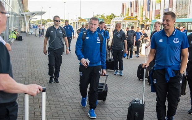 Rooney và dàn sao Everton mệt mỏi di chuyển tới Hà Lan - Bóng Đá