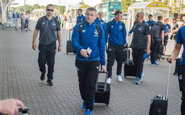 Rooney và dàn sao Everton mệt mỏi di chuyển tới Hà Lan - Bóng Đá