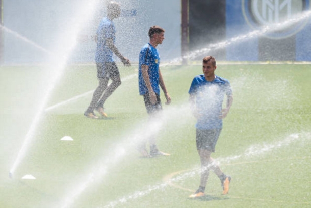 Inter dùng cả hệ thống tưới sân để giải nhiệt cho cầu thủ - Bóng Đá