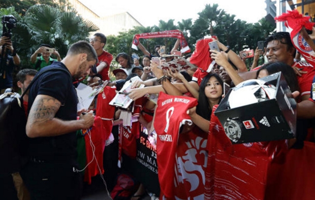 Mệt mỏi, dàn sao Bayern gượng chào NHM tại Singapore - Bóng Đá