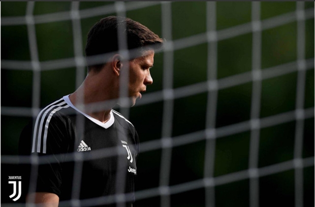 Szczesny đầy căng thẳng trong lần đầu tập cùng Juventus - Bóng Đá