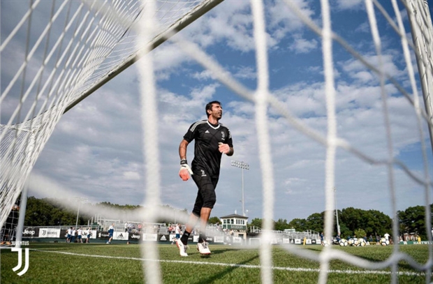 Szczesny đầy căng thẳng trong lần đầu tập cùng Juventus - Bóng Đá