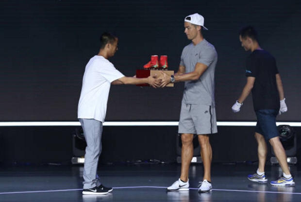 Ronaldo mặc quần đùi lên sân khấu tặng quà cho fan - Bóng Đá