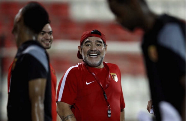 Maradona như trẻ lại trong ngày nhậm chức tại UAE - Bóng Đá