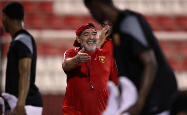 Maradona như trẻ lại trong ngày nhậm chức tại UAE - Bóng Đá