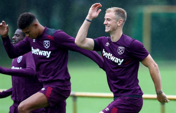 Joe Hart nỗ lực ghi điểm trên sân tập của West Ham - Bóng Đá