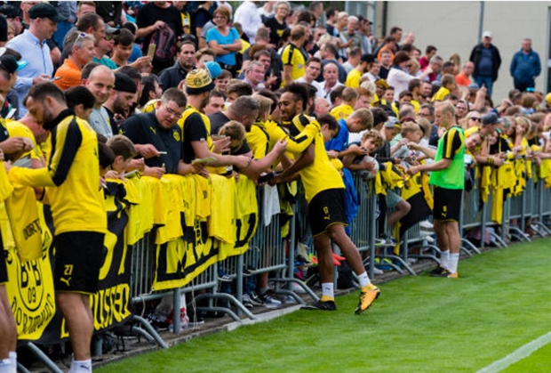 Chốt xong tương lai, Aubameyang tươi cười chào NHM Dortmund - Bóng Đá