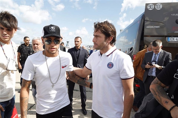 Neymar được chào đón như ông Hoàng tại Paris - Bóng Đá