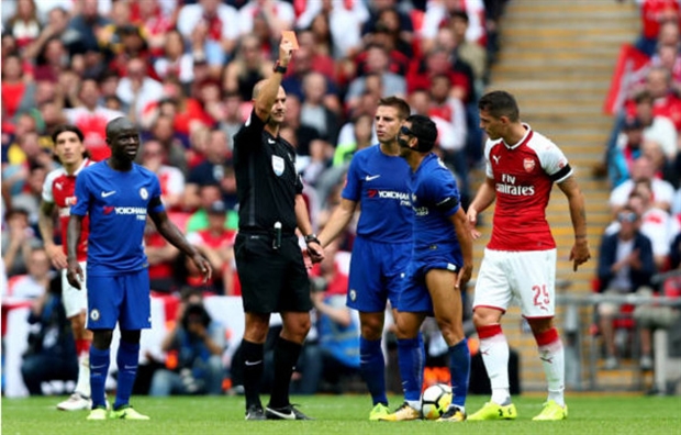 Pedro bị đuổi, fan Chelsea tố trọng tài là người của Arsenal - Bóng Đá