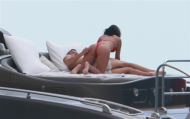 Bầu bì, bạn gái vẫn 'hết mình' với Ronaldo giữa biển - Bóng Đá