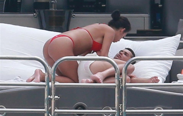 Bầu bì, bạn gái vẫn 'hết mình' với Ronaldo giữa biển - Bóng Đá