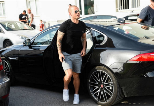 Buổi tập đầu tiên của Sneijder trong màu áo Nice - Bóng Đá