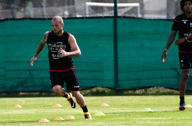 Buổi tập đầu tiên của Sneijder trong màu áo Nice - Bóng Đá