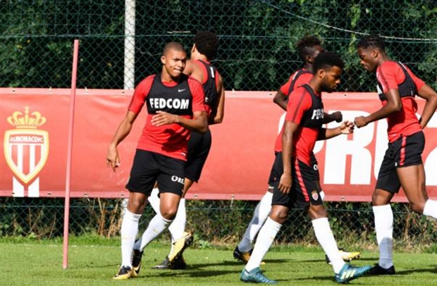 PSG rút lui, Mbappe lủi thủi ra sân tập cùng Monaco - Bóng Đá