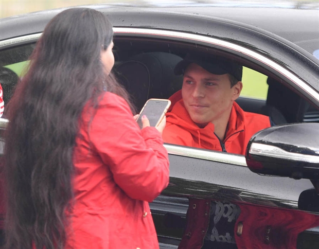 Đá tệ, nhưng Lindelof vẫn được fan Man Utd chào đón nhiệt tình - Bóng Đá