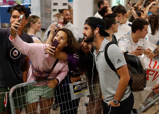 Fan nữ đổ xô tới sân bay tiễn dàn sao Real lên đường - Bóng Đá