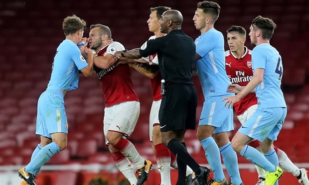 Wilshere đánh đối thủ, fan Arsenal vẫn bảo vệ ra mặt - Bóng Đá