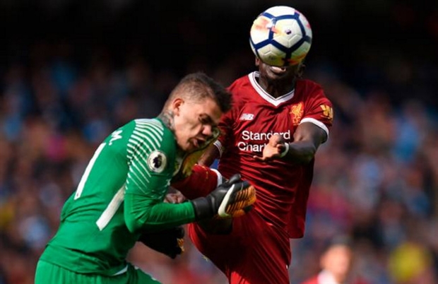 Ederson tự tin khoe thẹo sau cú vào bóng của Mane - Bóng Đá