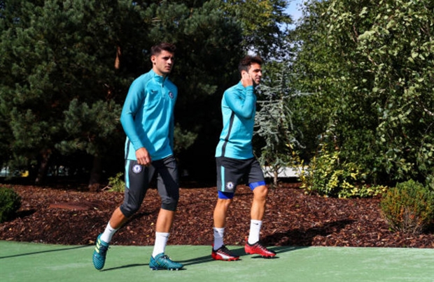 Hazard máu lửa tập luyện, chờ hiệu lệnh của Conte - Bóng Đá