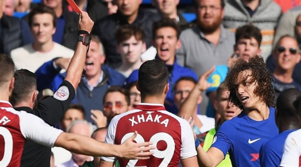 CĐV Chelsea tranh cãi nảy lửa vì chiếc thẻ đỏ của David Luiz - Bóng Đá