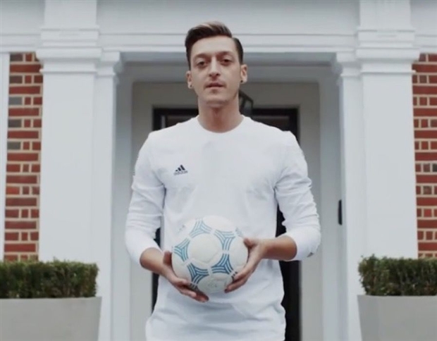 Mesut Ozil lần đầu khoe nhà tại London - Bóng Đá