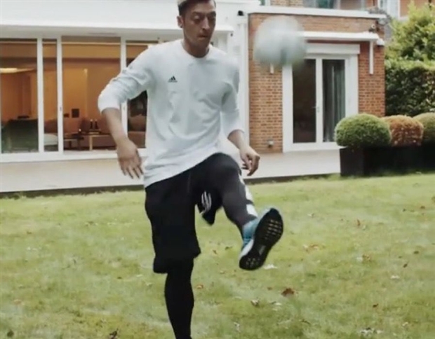 Mesut Ozil lần đầu khoe nhà tại London - Bóng Đá