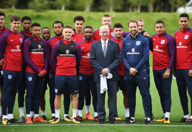 Sir Charlton đến thị sát buổi tập của tuyển Anh - Bóng Đá