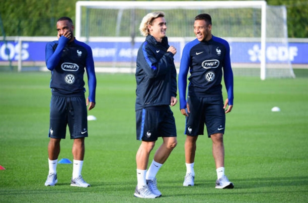 Sao Arsenal cười tít mắt vì mái tóc của Griezmann - Bóng Đá