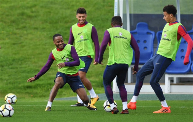 Sir Charlton đến thị sát buổi tập của tuyển Anh - Bóng Đá