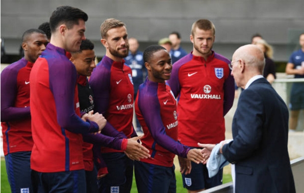 Sir Charlton đến thị sát buổi tập của tuyển Anh - Bóng Đá