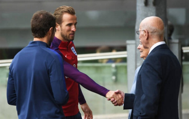 Sir Charlton đến thị sát buổi tập của tuyển Anh - Bóng Đá