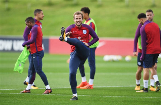 Sir Charlton đến thị sát buổi tập của tuyển Anh - Bóng Đá