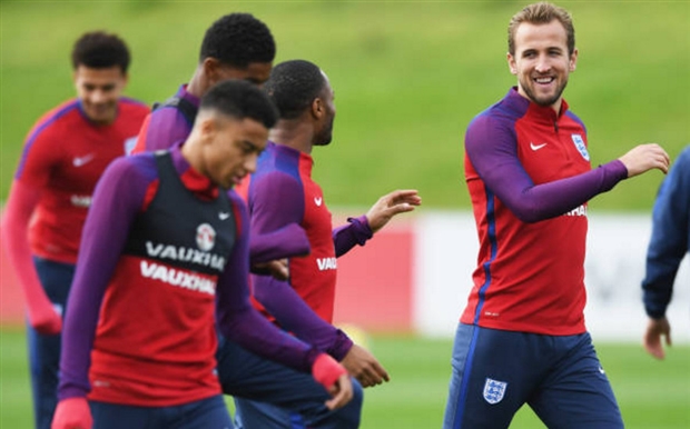 Sir Charlton đến thị sát buổi tập của tuyển Anh - Bóng Đá