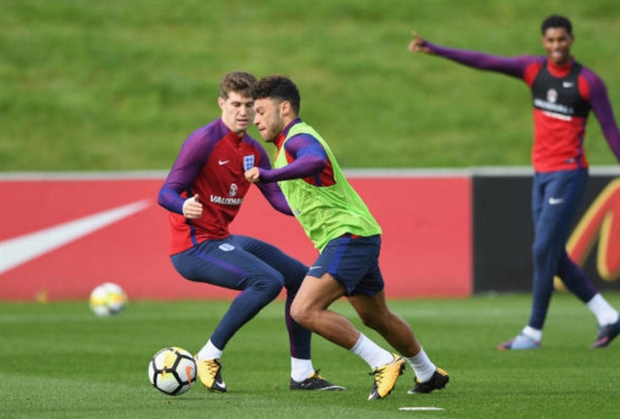 Sir Charlton đến thị sát buổi tập của tuyển Anh - Bóng Đá