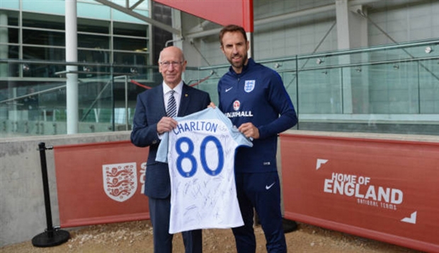 Sir Charlton đến thị sát buổi tập của tuyển Anh - Bóng Đá