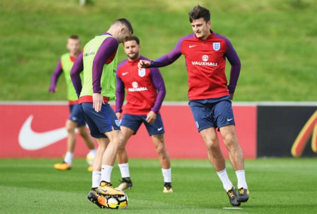 Sir Charlton đến thị sát buổi tập của tuyển Anh - Bóng Đá