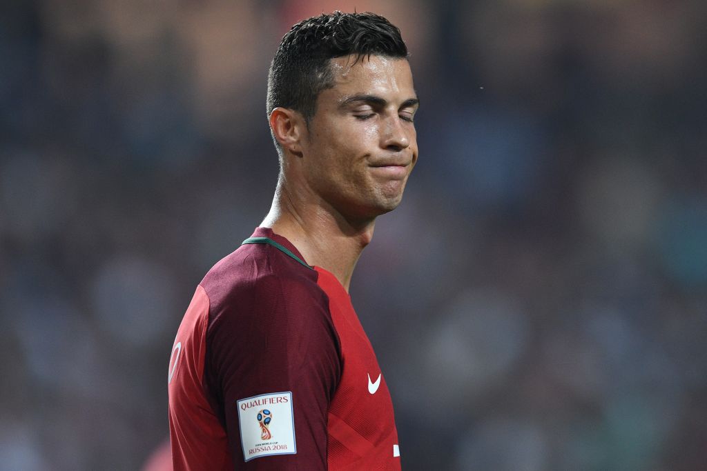 Không bắt kịp Lewandowski, Ronaldo buồn trong ngày vui của BĐN - Bóng Đá