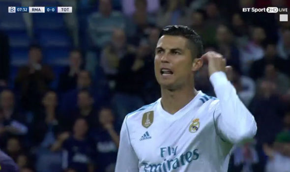 Ronaldo 'điên máu' chỉ vì Benzema lỡ sút ra ngoài - Bóng Đá