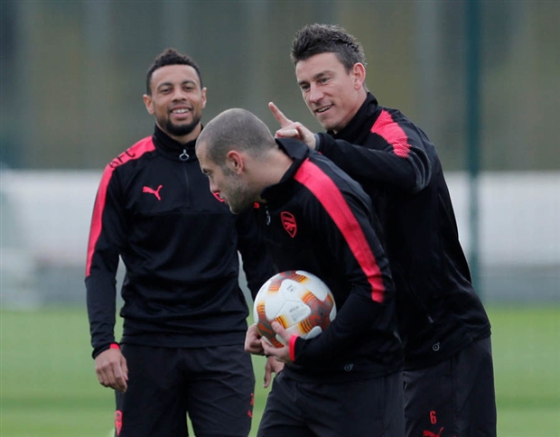 Tương lai chưa rõ, Sanchez và Ozil vẫn rất kiệm lời trên sân tập của Arsenal - Bóng Đá