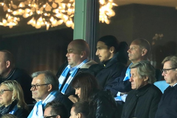 Ibrahimovic bất ngờ trở lại trao cúp cho đội bóng cũ - Bóng Đá